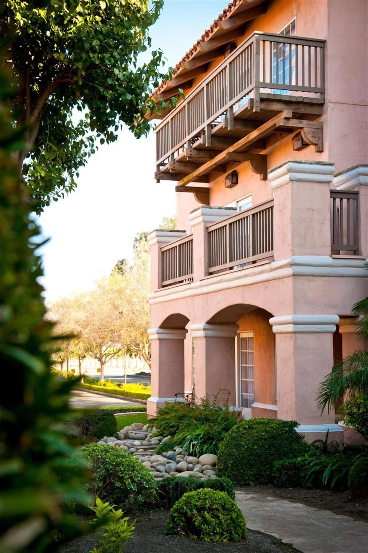 Harris Ranch Inn And Restaurant Huron Exterior photo