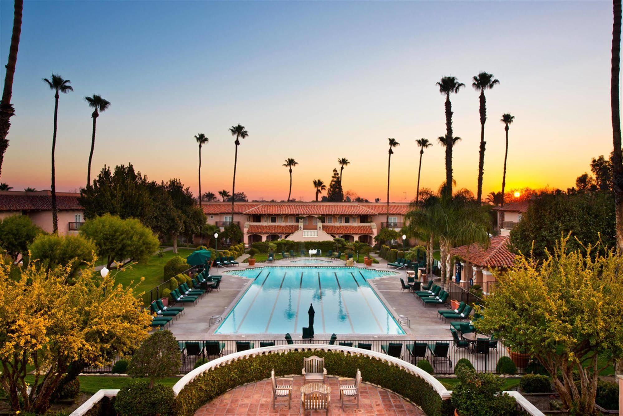 Harris Ranch Inn And Restaurant Huron Exterior photo