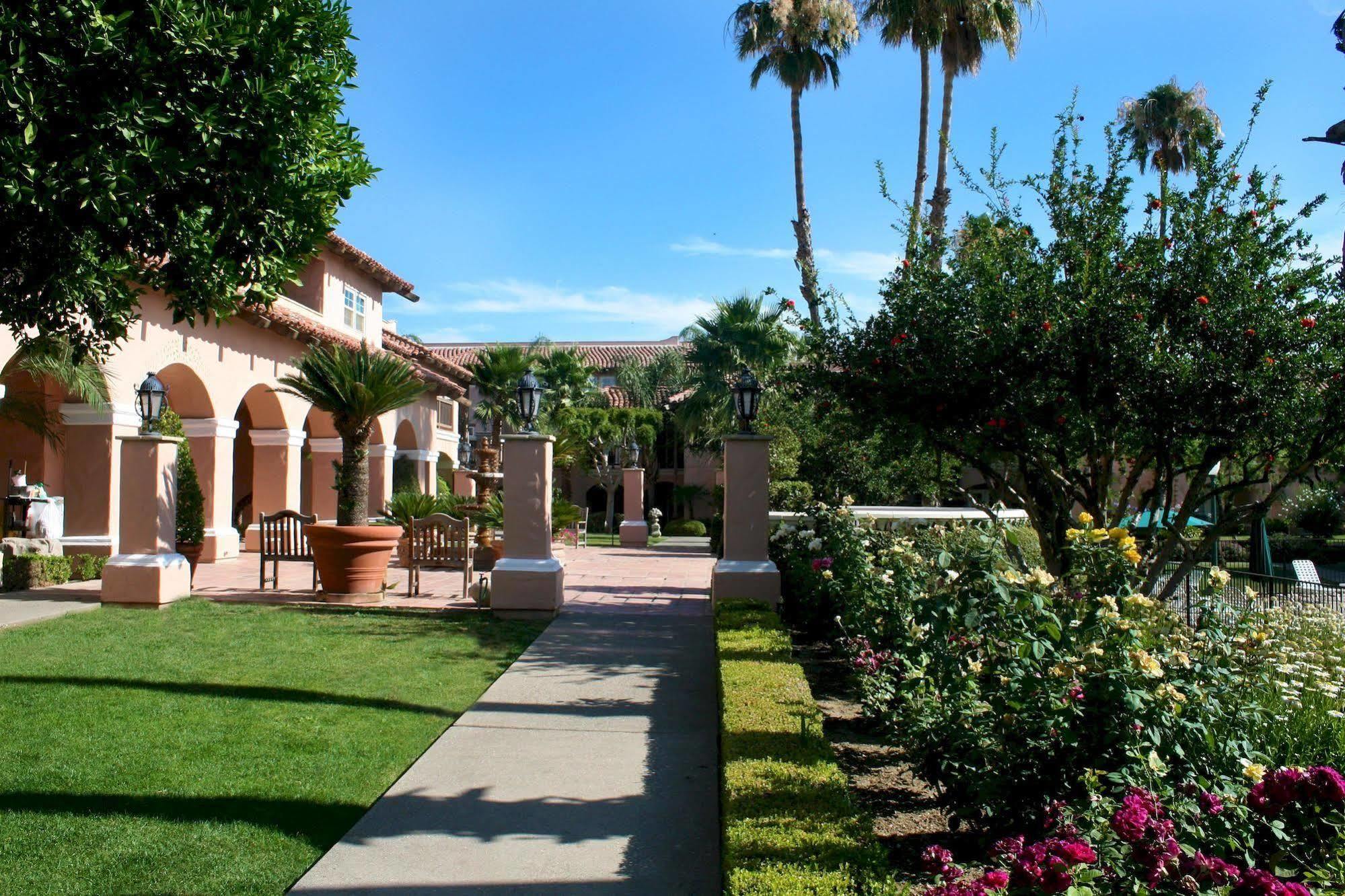 Harris Ranch Inn And Restaurant Huron Exterior photo