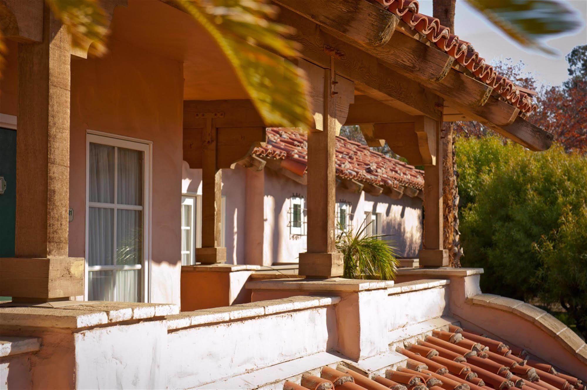 Harris Ranch Inn And Restaurant Huron Exterior photo